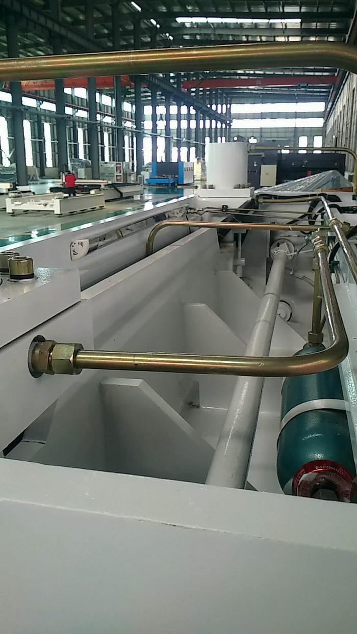 top view of AHYW China Yawei VR metal guillotine shear